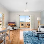 Bright 2-Bed Unit With Parking By The Beach