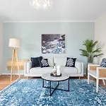 Bright 2-Bed Unit With Parking By The Beach